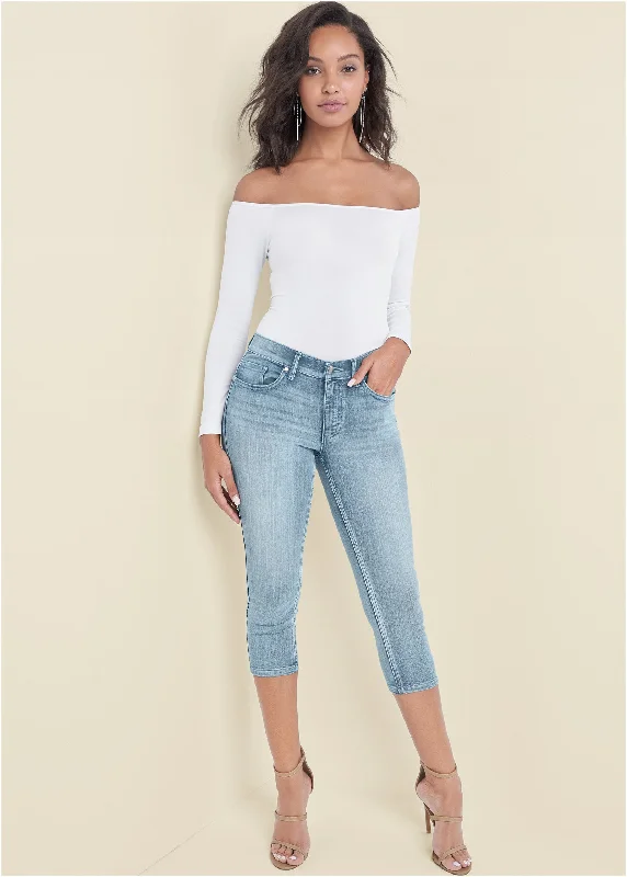 Turtleneck Women Sweater for a Classic and Elegant StyleCindy Capri Jeans - Light Wash