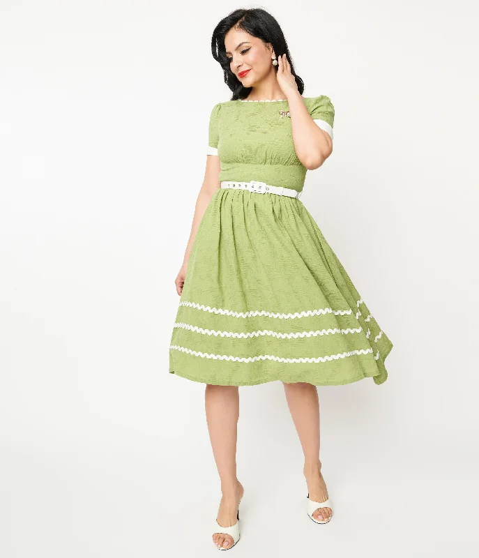 Empire Waist Women Dress to Accentuate the Bust and Conceal the WaistEmpire Waist Women Dress to Accentuate the Bust and Conceal the WaistUnique Vintage Green & White Butterfly Brooch Swing Dress