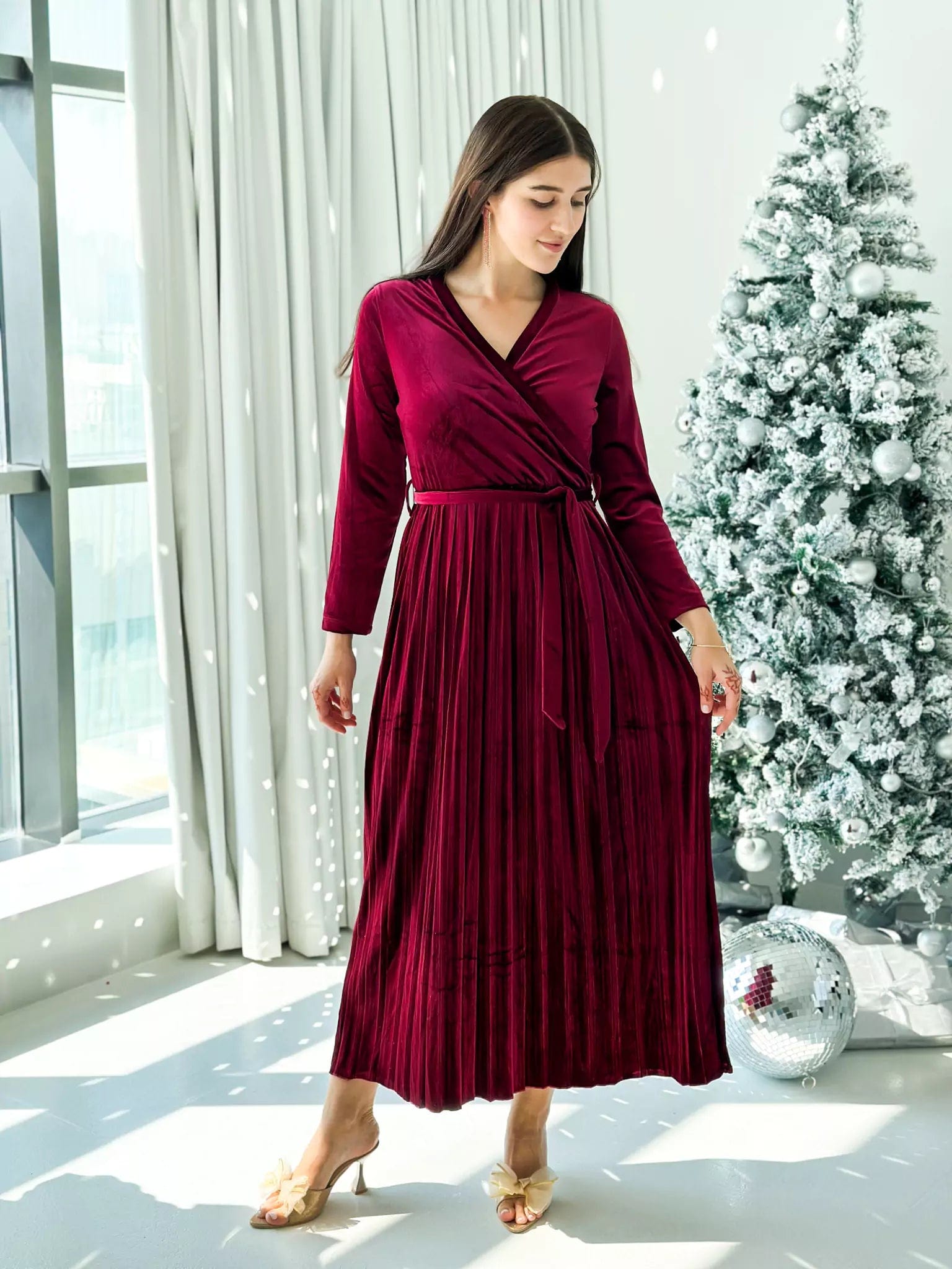 Halter Neck Women Dress to Show Off the Shoulders and NecklinePromise - Plum Velvet Dress with Long Sleeves (Pleated)